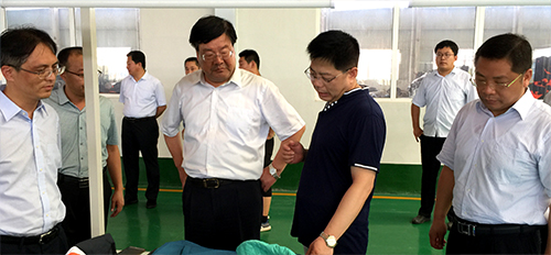原县委书记刘学保莅临山东在路上服装有限公司视察工作